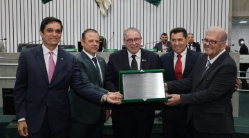 Deputados Cláudio Pinho e De Assis Diniz entregam Título de Cidadão Cearense a Rogério Portugal Bacellar.